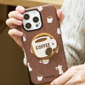 Hands holding the brown coffee case with the takeaway-cup holder facing out