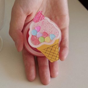 Open hand holding the ice cream grip